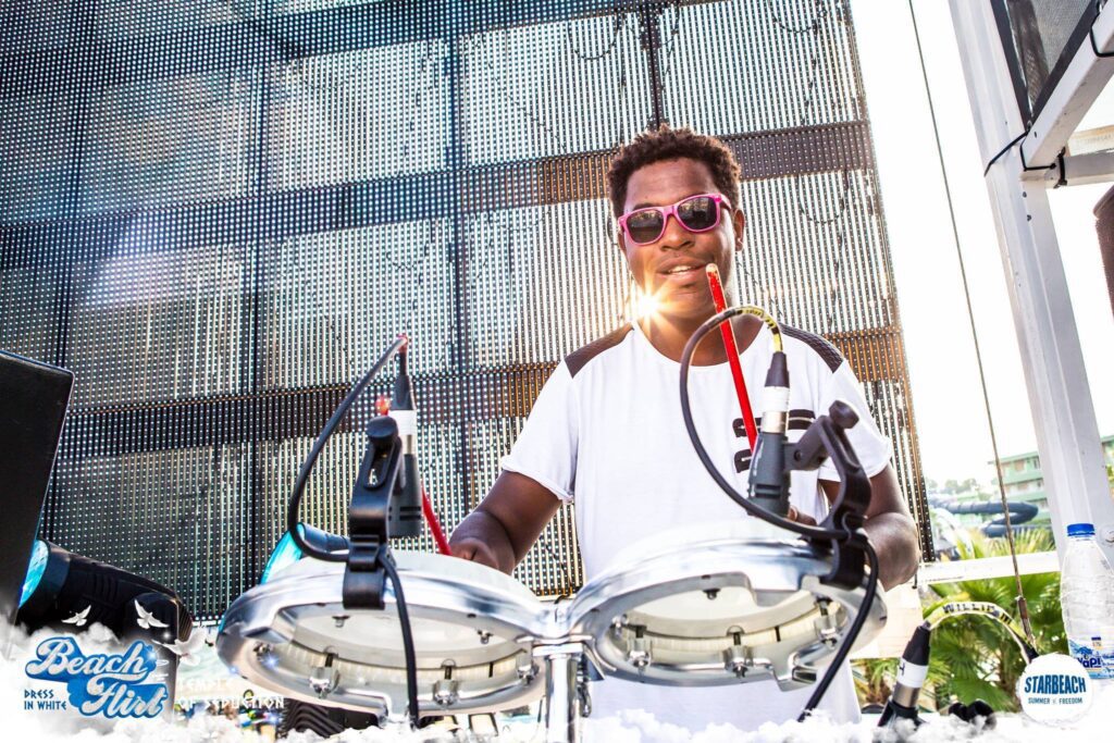 Percussionist Romeo speelt live op elektronische drums